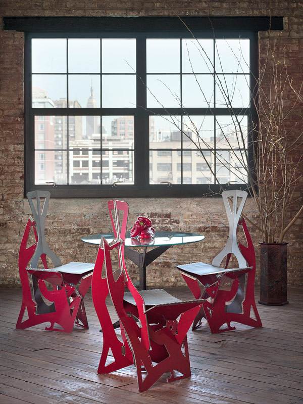 futuristiske-spisestue-møbler-klap-stole-aluminium-røde-ryglæn