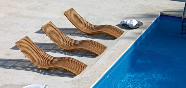 Sommerterrasse pool kant liggestol lavet af træ tre komfortable form stabil