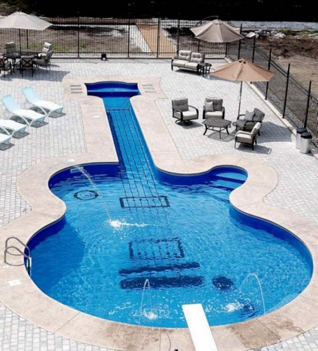 guitar-form-svømning-pool-luft-billede