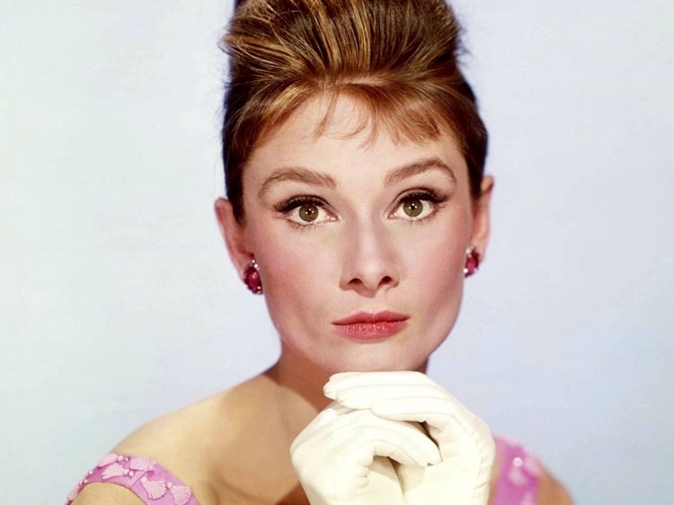 Audrey Hepburn updo med mikroponi 50'erne