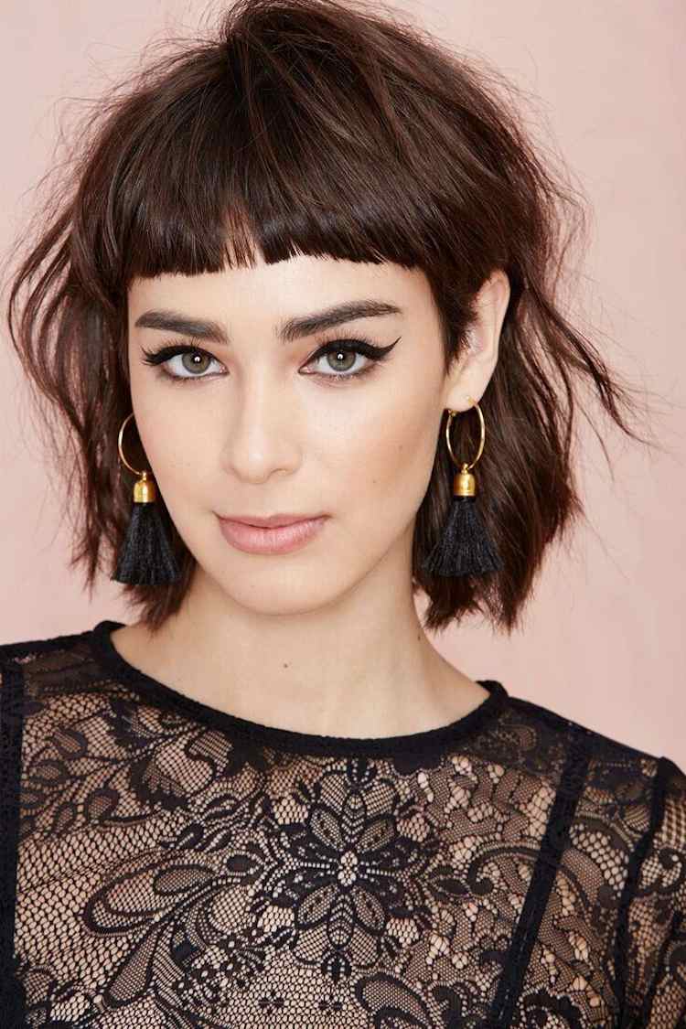 Bob med Short Bangs Beach Waves Brunette