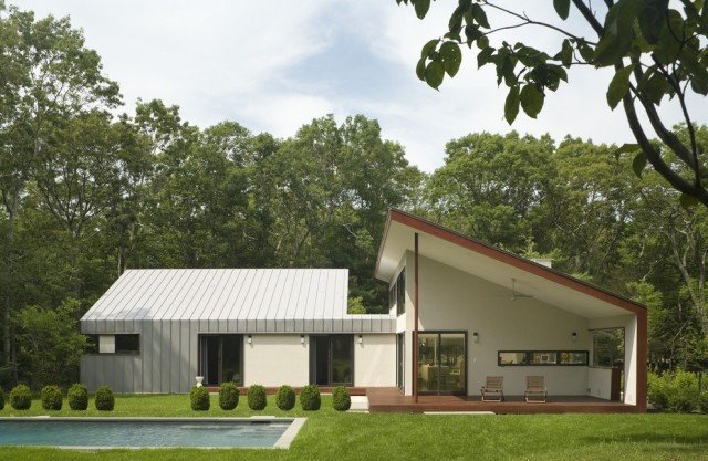 bungalowarkitektur med pent tag hvid facade Eisner Design-LLC
