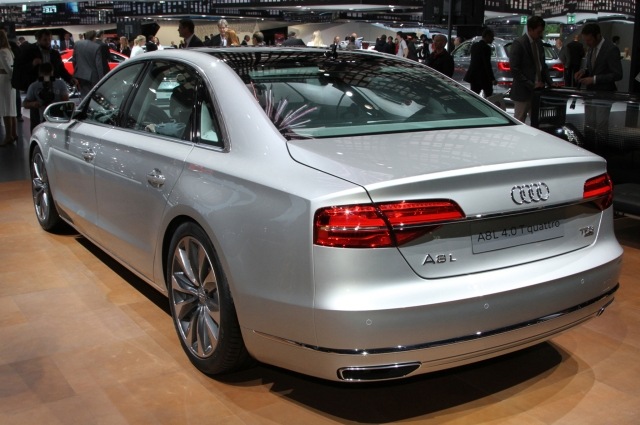 2015-audi-a8l-bag-tre-fjerdedele-billede