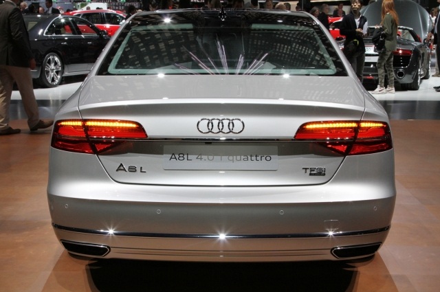 2015-audi-a8l-bag-billed-forlygter