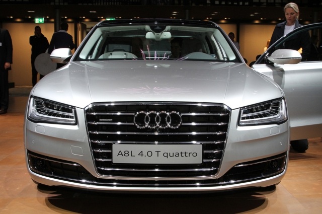 2015-audi-a8l-frontal-med-åben-dør