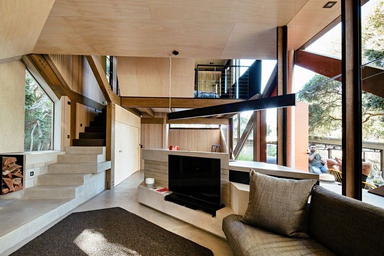 design sommerhus skråtag kystskov moderne bjerghytte stue sofa fjernsyn udendørs terrasse gæster hus beboere