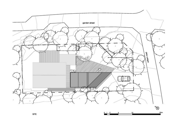 design sommerhus skråtag kystskov moderne bjerghytte ekstraordinær form grundplan omgivelser træer