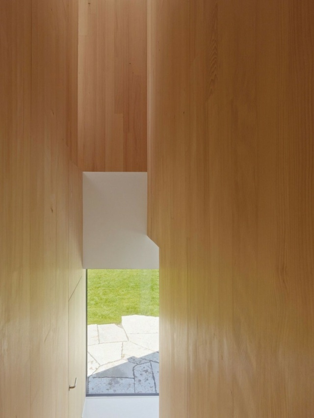 Sider-vinduer-vægge-og-loft-beklædt med træ