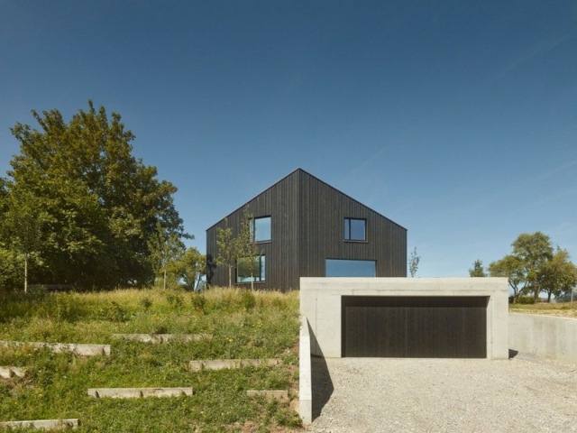 Hus-med-garage-i-asymmetrisk-form
