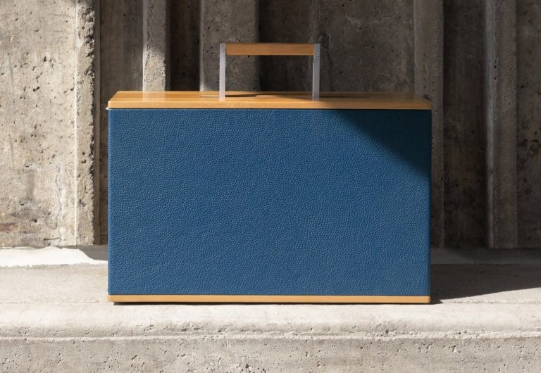 blå okseskind som et lag af designertræskasse med aluminiumshåndtag