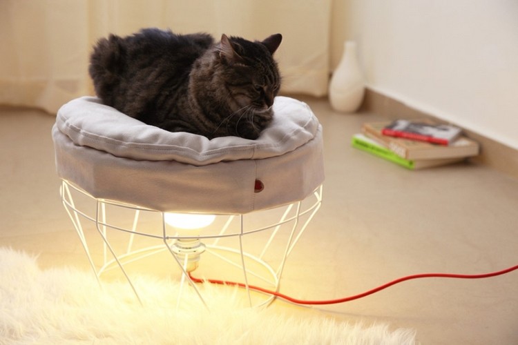 Designermøbler katteejer-gulvlampe-polstring-soveplads-kat