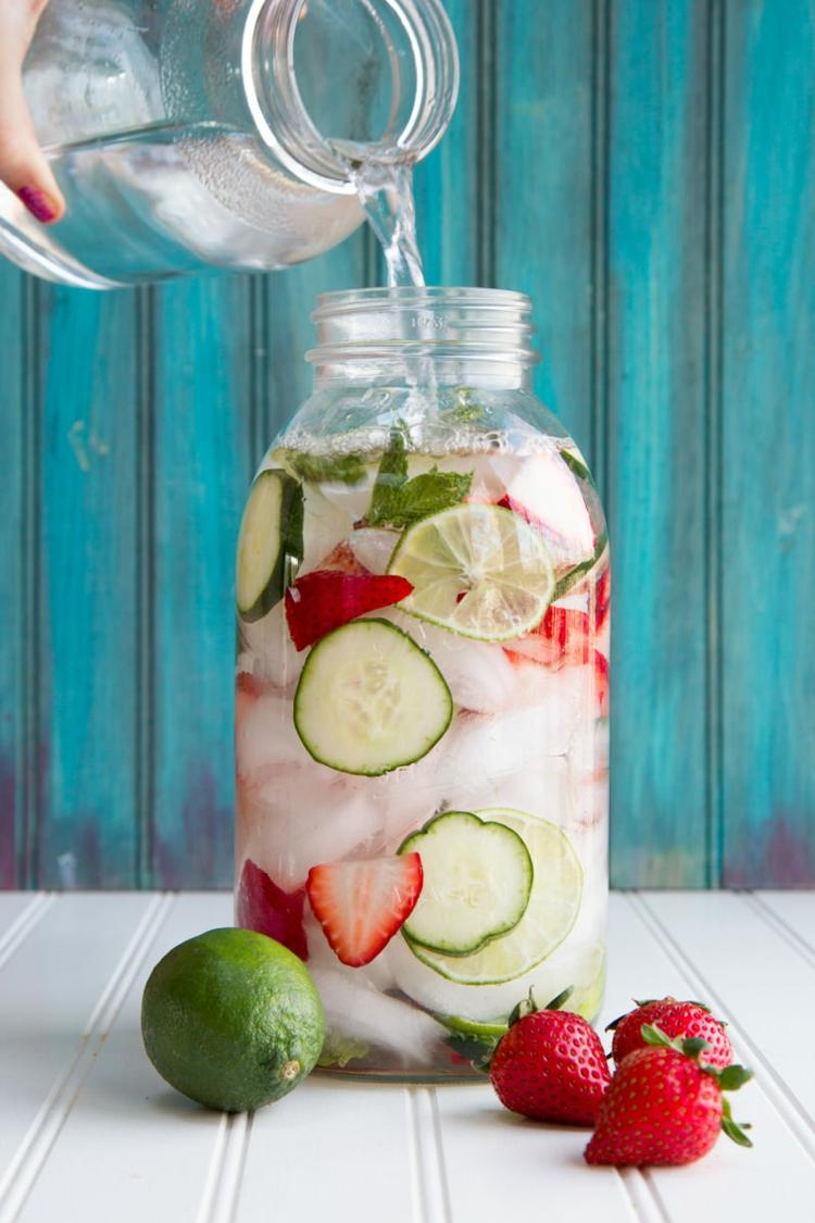 detox vand lime-grøn-jordbær-agurk-isterninger