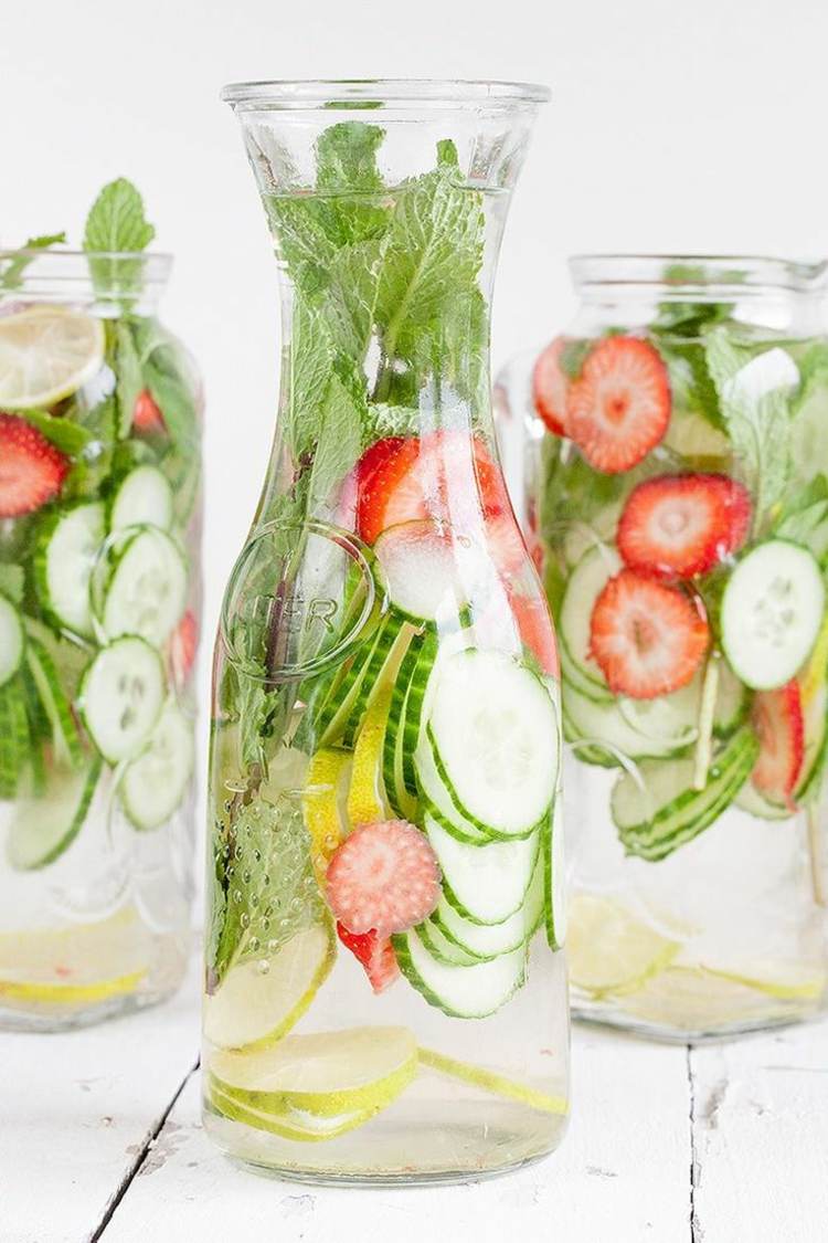 detox-vand-grøntsager-frugter-sunde-agurk-jordbær-urter