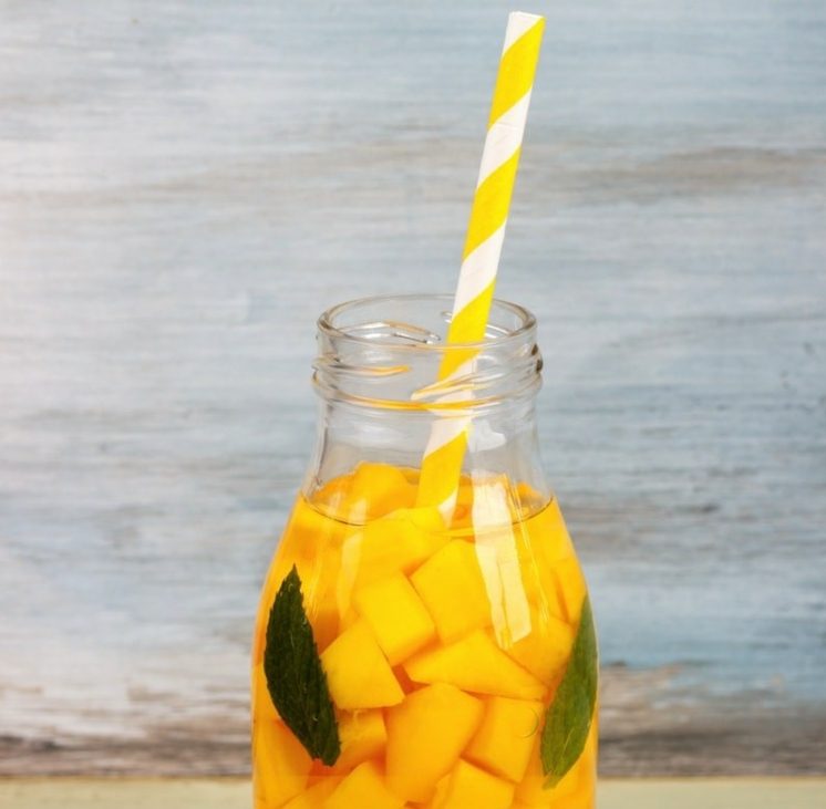 detox-vand-mango-ananas-eksotisk-drikkevare-krop