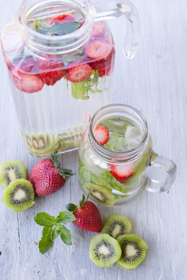 detox-vand-kiwi-jordbær-pebermynte-frisk-mineralsk vand