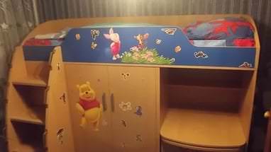 Kinderbetttransformator mit eingebauter Kommode und Kleiderschrank für ein kleines Schlafzimmer