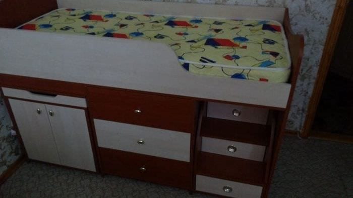 Massives Kinderbett mit eingebauter Kommode