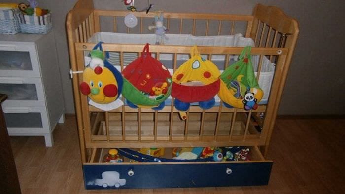 Kinderbett mit integrierten unteren Schubladen für Bettwäsche