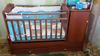 Трансформатор за детско легло с вградена маса за повиване