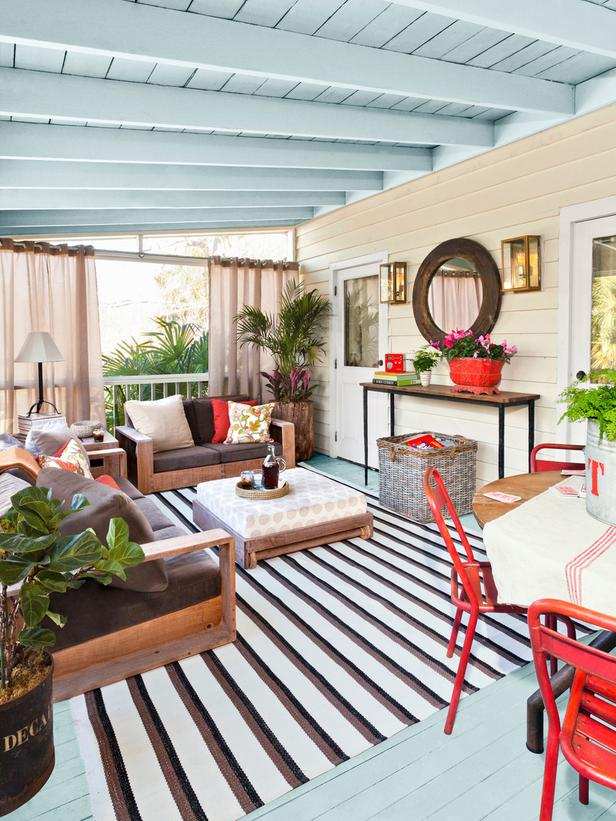 overdækket træ veranda lyseblå loft gulvtæppe