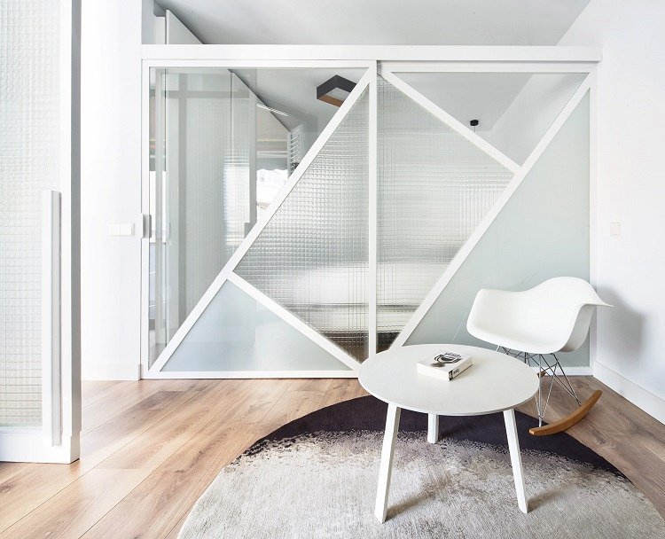 farver sort og hvid stue tæppe soveværelse skydedør glas geometrisk mønster