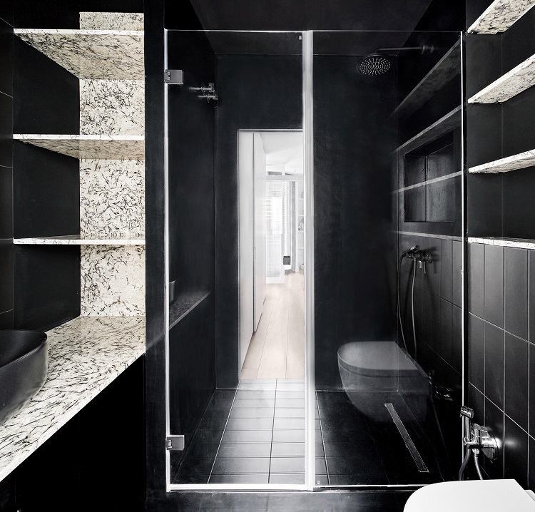 farver sort og hvid kontrast badeværelse marmor hylde bruser
