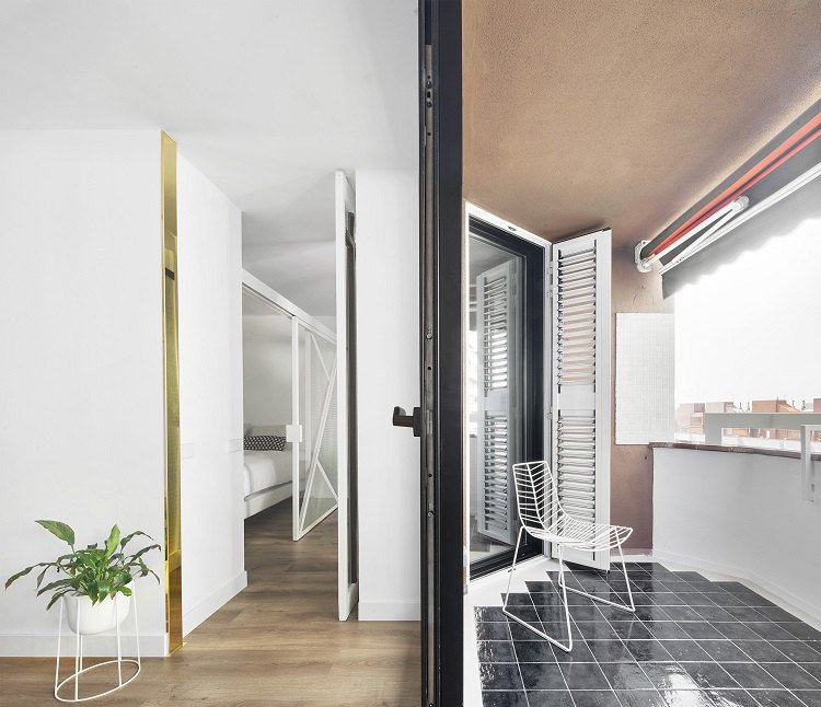 farver sort og hvid indvendig skydedør glas geometrisk mønster altan porcelæn fliser