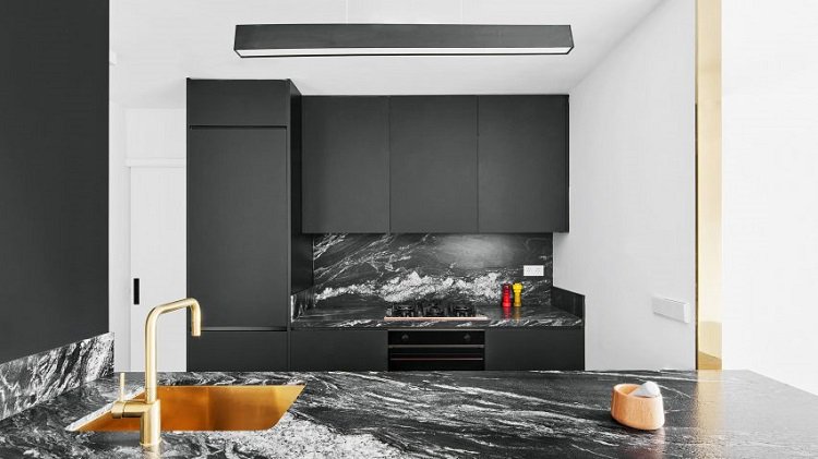 farver sort og hvidt køkken moderne elegant marmorbeslag messing