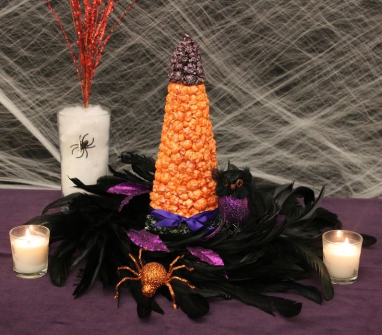 uhyggelig halloween dekorationer heks hat popcorn idé slik fjer bord dekorationer