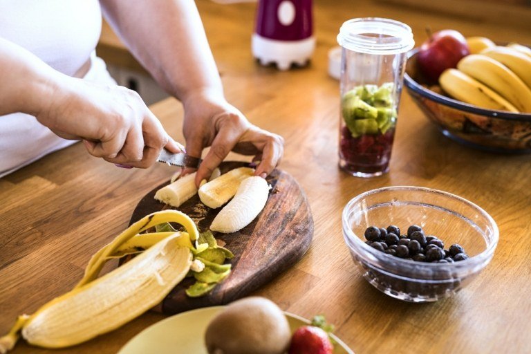 Bloat forårsager hjemmemedicin Smoothie Morgenmad Sunde bananer Blåbær