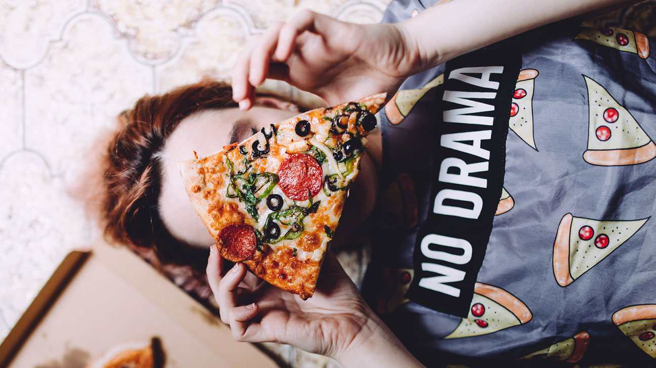 Oppustet mave forårsager mad pizza usunde fedtholdige kostsygdomme