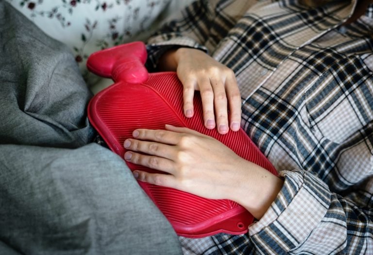Flad mave forårsager hjemmemedicin varmt vandflaske abdominal massage giver sundhedsmæssige fordele