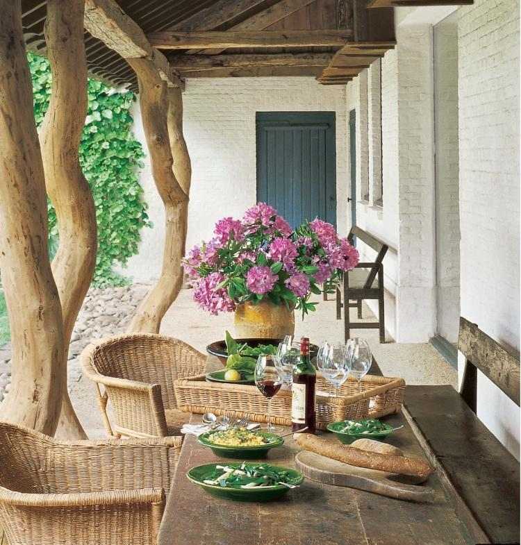 veranda-design-tips-ideer-rustikke-stole-rotting-bord-landmænd-murstensvæg