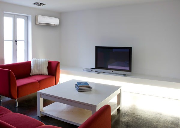 Aircondition design varmekøling polstret sofa hindbærrød