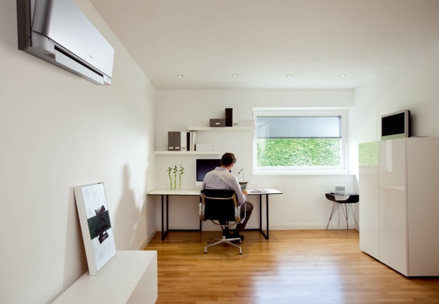 Aircondition design trægulve hvide vægge kontor