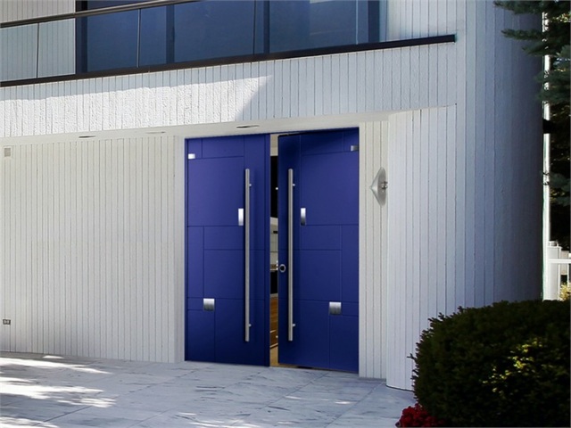 Side indgangsdør to vinger funktionel metal hvid minimalistisk husfacade