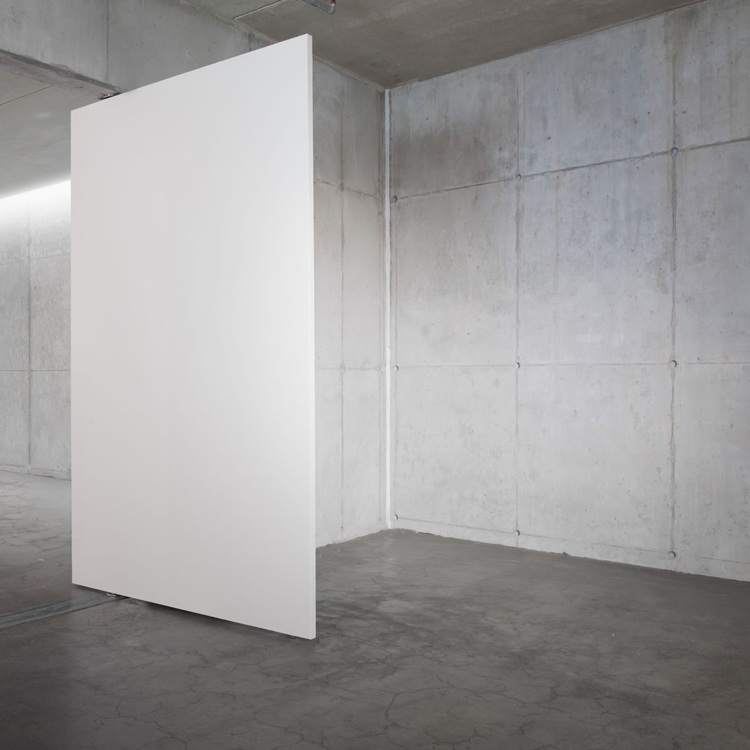 moderne svingdør malet hvid minimalistisk udsat betonvæg
