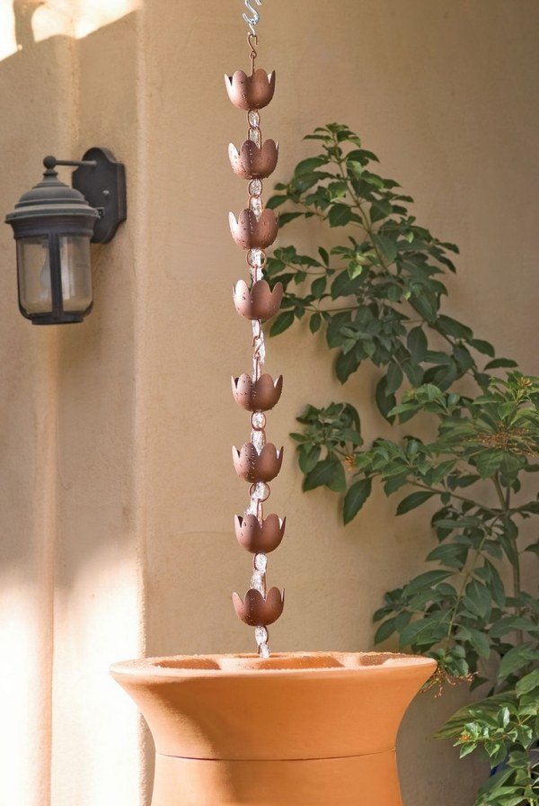 Kobber vandliljer dekoration i haven med regn kæde designs