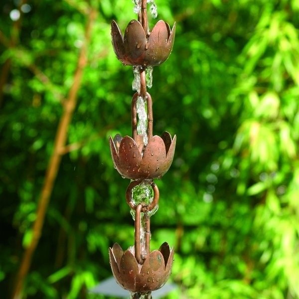 Lily motiv dekoration i haven med regn kæde designs