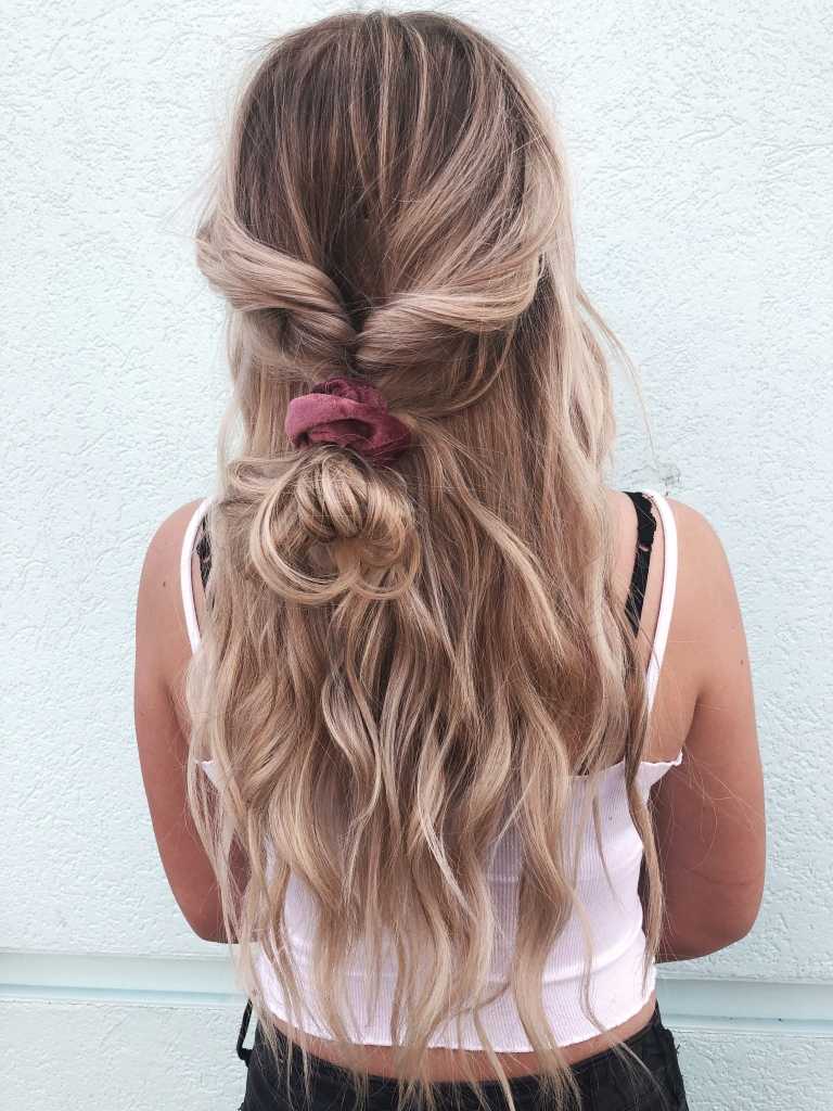 Hårtilbehør scrunchie trend sommerfrisurer frisurer ideer blondt hår