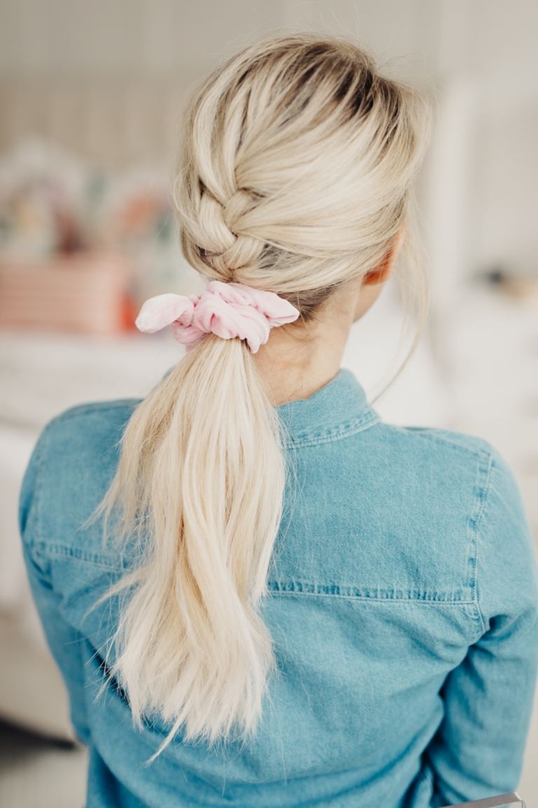 Hårtilbehør scrunchie hår fletning instruktioner frisurer kvinder blondt hår denim skjorte