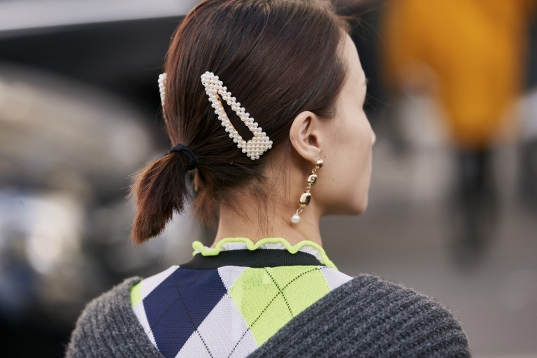 Hårtilbehør hårklip med perler kort hårstrikket sweater frisure trends