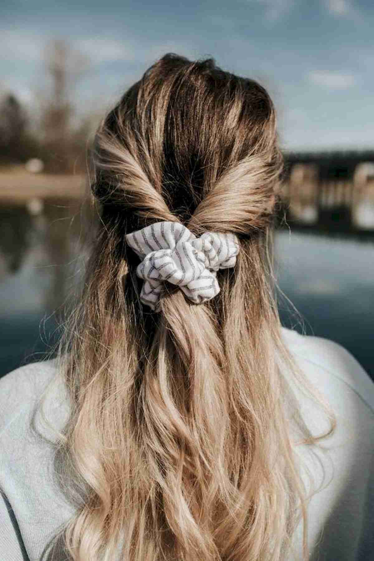 Hårtilbehør scrunchie modetrend sommerhårstil ideer mørkt blondt hår balayage