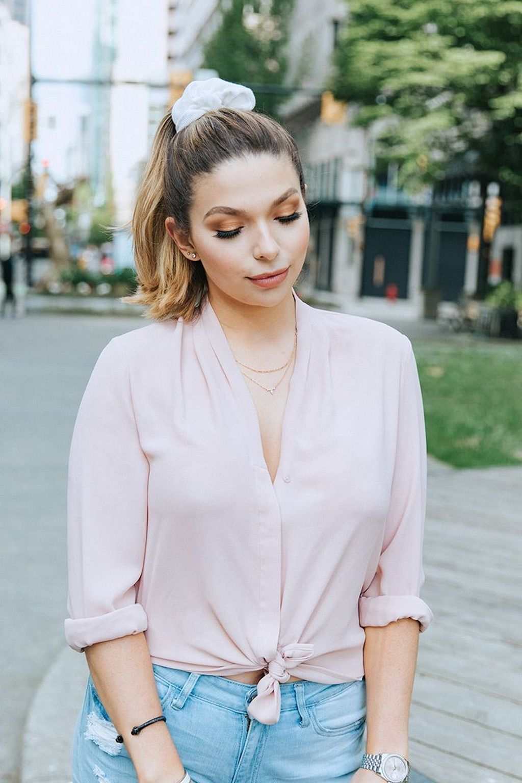 Hårtilbehør scrunchie hvid mode trend pink skjorte bluse hår stil ideer