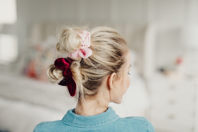 Hårtilbehør sommer scrunchie frisurer frisurer ideer blondt hår