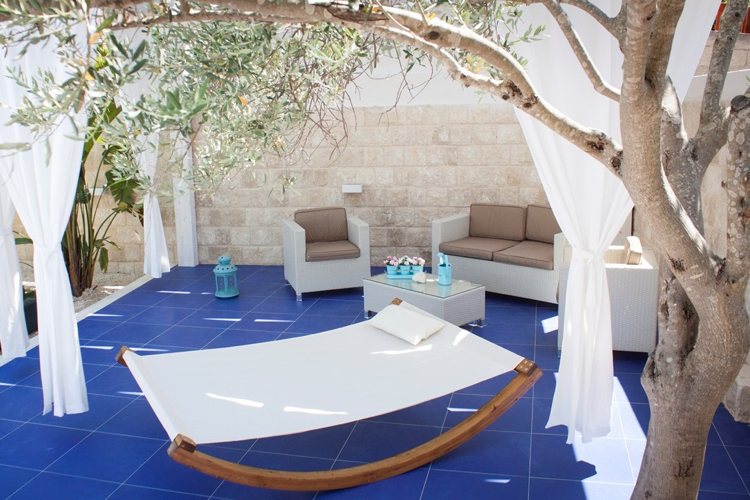 terrasse-design-middelhavs-blå-keramik-gulv-fliser-rotting-siddegruppe