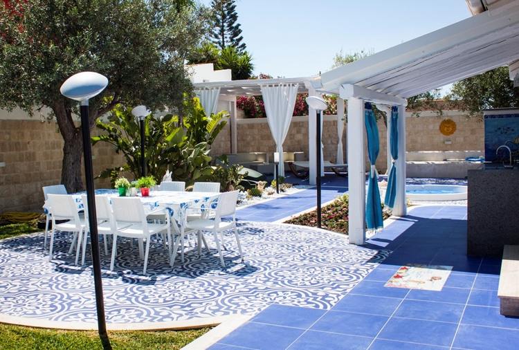 Design en terrasse middelhavs-keramisk-terrasse-fliser-blå-hvid