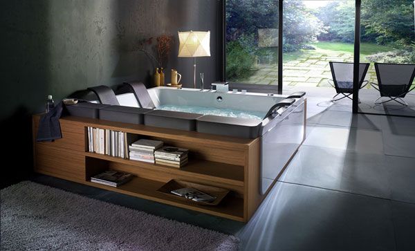 Moderne badekar stilfuldt i træbeklædt design