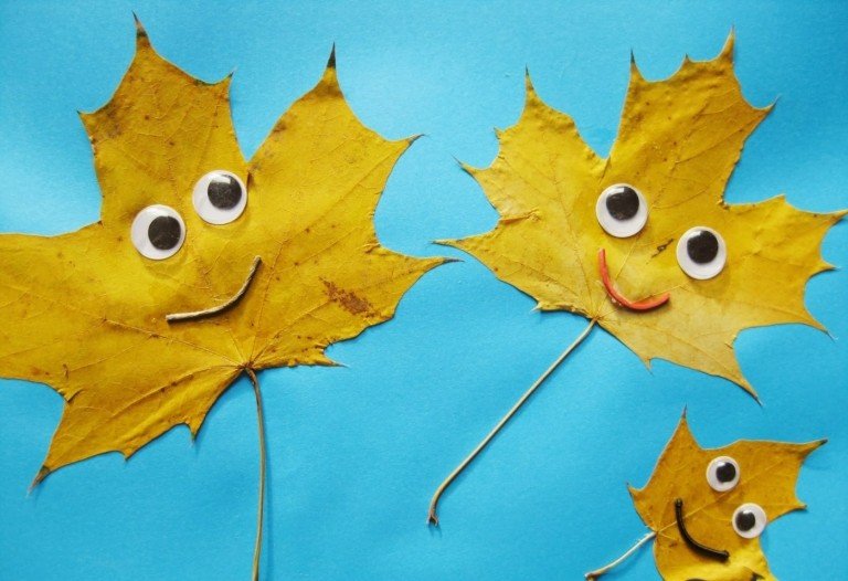 Maple blade i gult som grundlag for glade ansigter med googly øjne