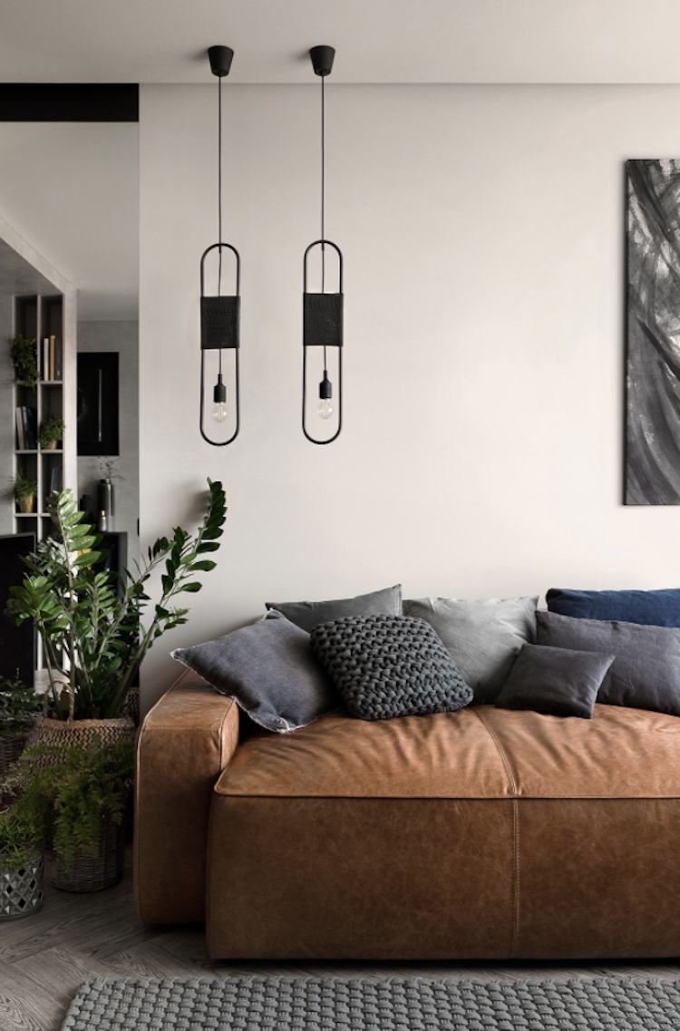 Lædersofa i cognac og grå puder